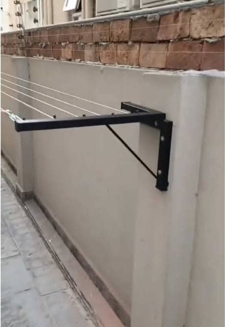 Foldable wired cloth hanger — Wall bracket